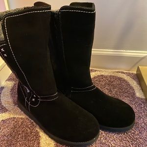 Brand new, never worn Muk Luks boots size 7